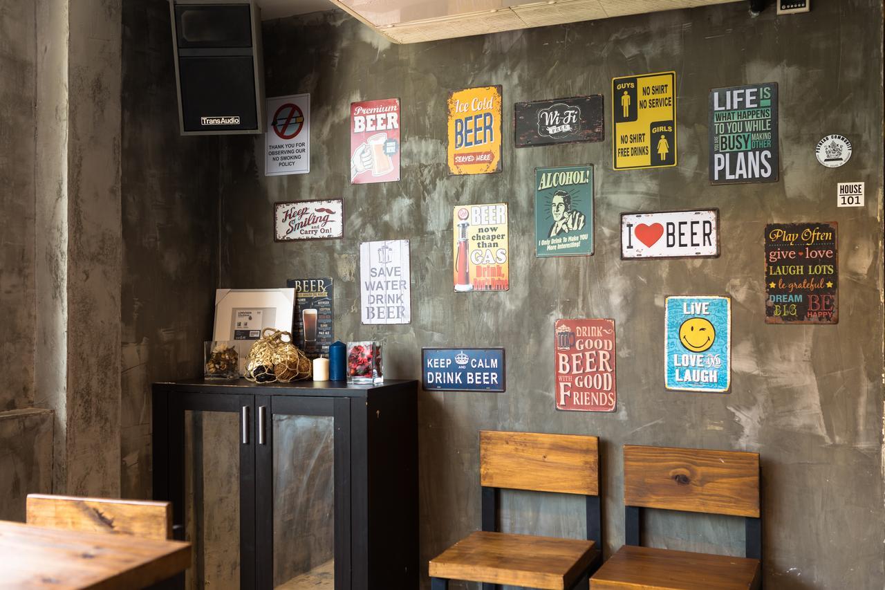 Revolution Hostel Asoke Bangkok Exterior photo