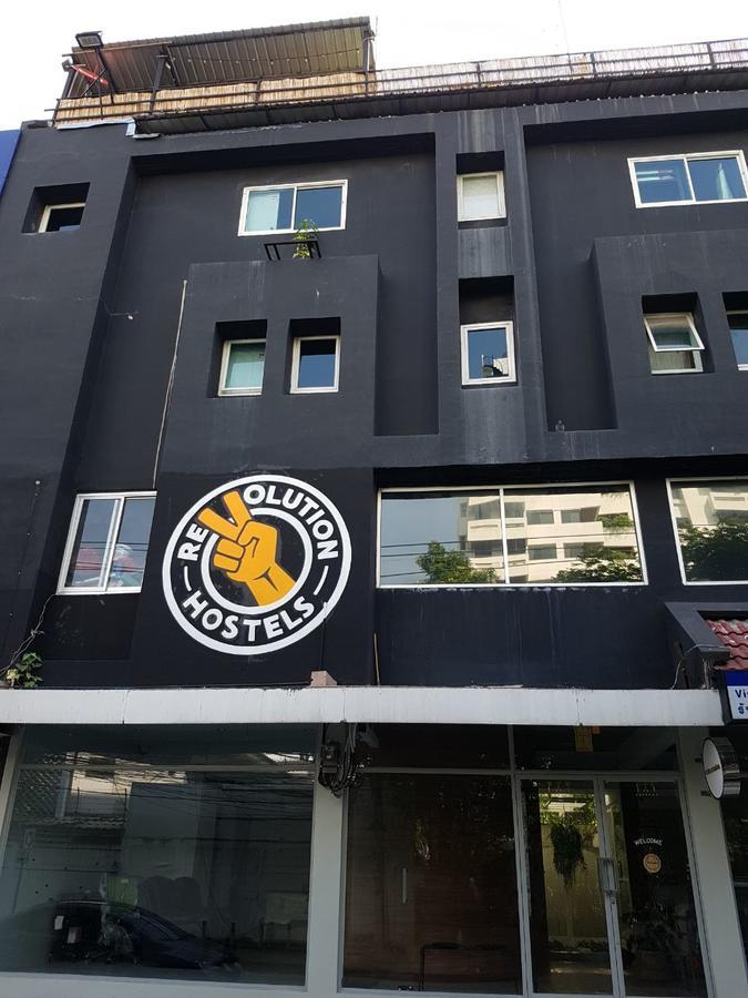 Revolution Hostel Asoke Bangkok Exterior photo